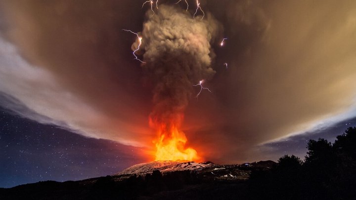 EXPLOZII PUTERNICE pe Etna, în Italia. Autoritățile au ridicat nivelul de alertă