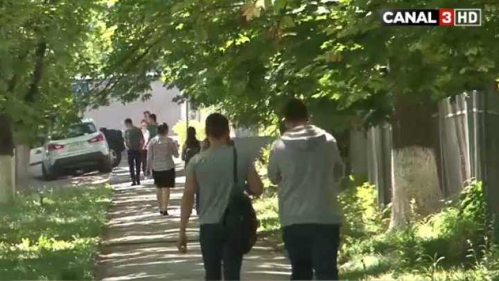 Scene violente în plină stradă! Un pensionar, REŢINUT de poliţişti (VIDEO)