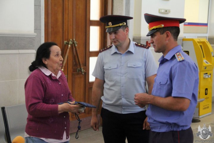 O femeie din Tiraspol a găsit pe drum o geantă cu 3.000 DE EURO și 100 DE DOLARI. Ce a făcut cu banii (FOTO/VIDEO)