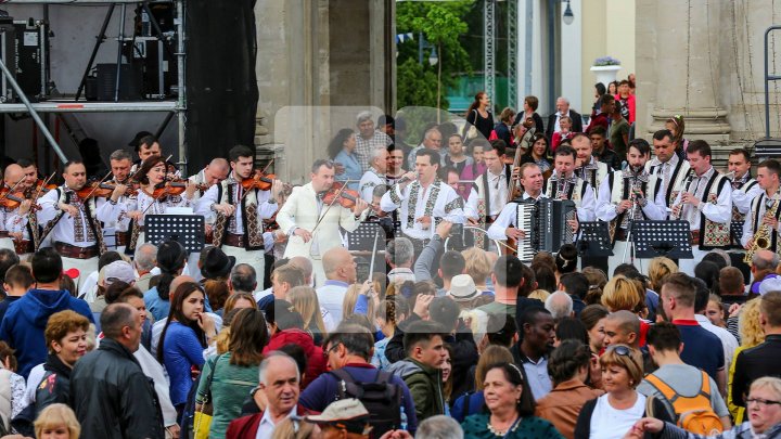 Peste 50.000 de oameni, prezenţi la CONCERTUL DE EXCEPŢIE în PMAN. Nikolai Baskov, Irina Rimes, Blue au făcut spectacol (FOTO/VIDEO)