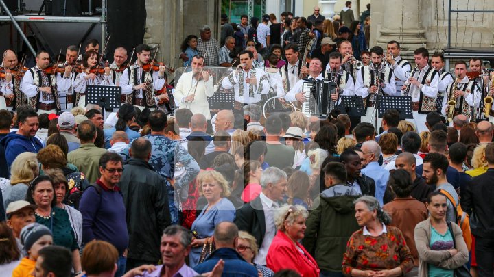 Peste 50.000 de oameni, prezenţi la CONCERTUL DE EXCEPŢIE în PMAN. Nikolai Baskov, Irina Rimes, Blue au făcut spectacol (FOTO/VIDEO)