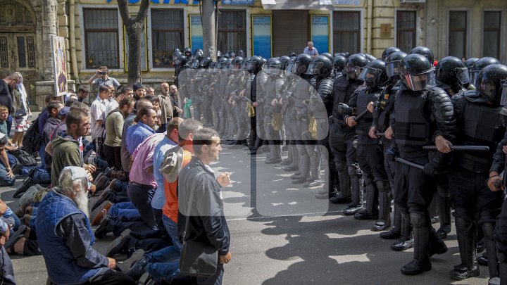 Marşul LGBT, din nou CONTESTAT de enoriaşi: Noi suntem o ţară ortodoxă, RUŞINE, RUŞINE (FOTOREPORT)