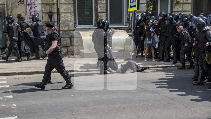 Marşul LGBT, din nou CONTESTAT de enoriaşi: Noi suntem o ţară ortodoxă, RUŞINE, RUŞINE (FOTOREPORT)