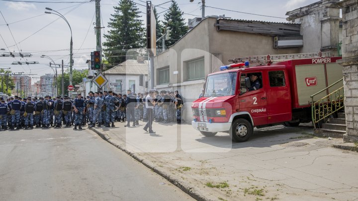 Marşul LGBT, din nou CONTESTAT de enoriaşi: Noi suntem o ţară ortodoxă, RUŞINE, RUŞINE (FOTOREPORT)