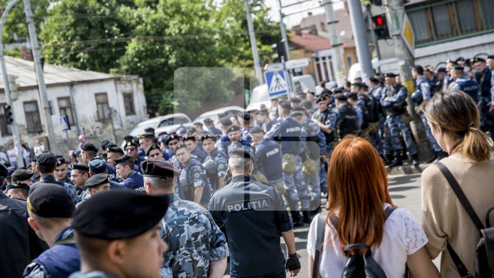 Marşul LGBT, din nou CONTESTAT de enoriaşi: Noi suntem o ţară ortodoxă, RUŞINE, RUŞINE (FOTOREPORT)