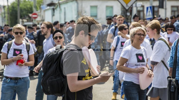 Marşul LGBT, din nou CONTESTAT de enoriaşi: Noi suntem o ţară ortodoxă, RUŞINE, RUŞINE (FOTOREPORT)