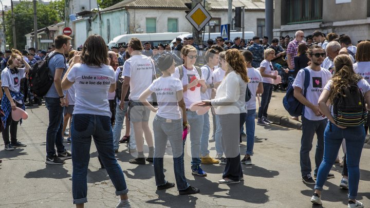 Marşul LGBT, din nou CONTESTAT de enoriaşi: Noi suntem o ţară ortodoxă, RUŞINE, RUŞINE (FOTOREPORT)