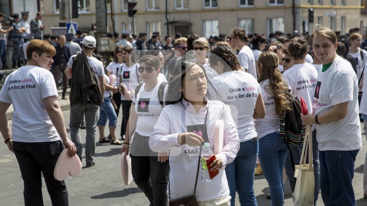 Marşul LGBT, din nou CONTESTAT de enoriaşi: Noi suntem o ţară ortodoxă, RUŞINE, RUŞINE (FOTOREPORT)