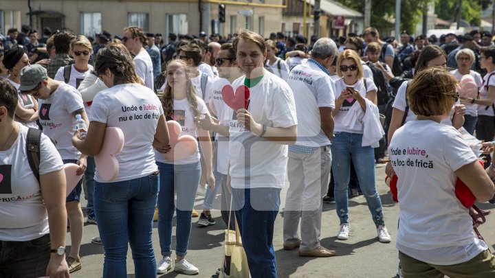 Marşul LGBT, din nou CONTESTAT de enoriaşi: Noi suntem o ţară ortodoxă, RUŞINE, RUŞINE (FOTOREPORT)