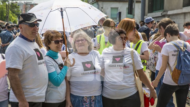 Marşul LGBT, din nou CONTESTAT de enoriaşi: Noi suntem o ţară ortodoxă, RUŞINE, RUŞINE (FOTOREPORT)