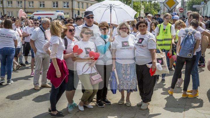 Marşul LGBT, din nou CONTESTAT de enoriaşi: Noi suntem o ţară ortodoxă, RUŞINE, RUŞINE (FOTOREPORT)