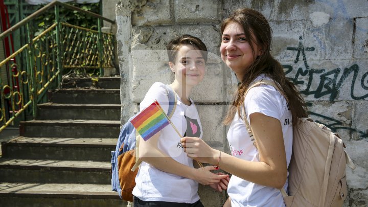 Marşul LGBT, din nou CONTESTAT de enoriaşi: Noi suntem o ţară ortodoxă, RUŞINE, RUŞINE (FOTOREPORT)