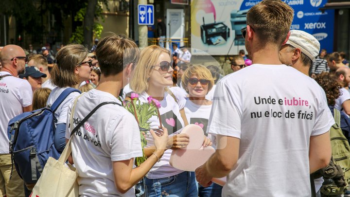 Marşul LGBT, din nou CONTESTAT de enoriaşi: Noi suntem o ţară ortodoxă, RUŞINE, RUŞINE (FOTOREPORT)