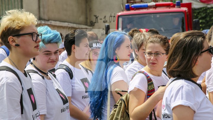 Marşul LGBT, din nou CONTESTAT de enoriaşi: Noi suntem o ţară ortodoxă, RUŞINE, RUŞINE (FOTOREPORT)