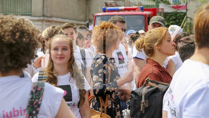 Marşul LGBT, din nou CONTESTAT de enoriaşi: Noi suntem o ţară ortodoxă, RUŞINE, RUŞINE (FOTOREPORT)