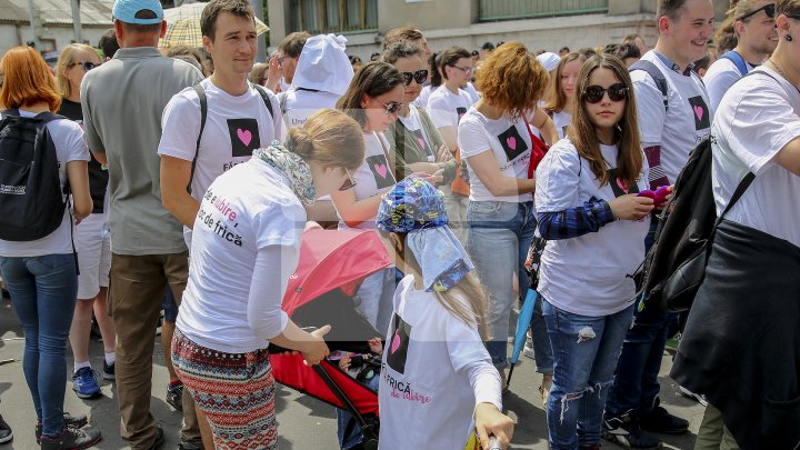 Marşul LGBT, din nou CONTESTAT de enoriaşi: Noi suntem o ţară ortodoxă, RUŞINE, RUŞINE (FOTOREPORT)