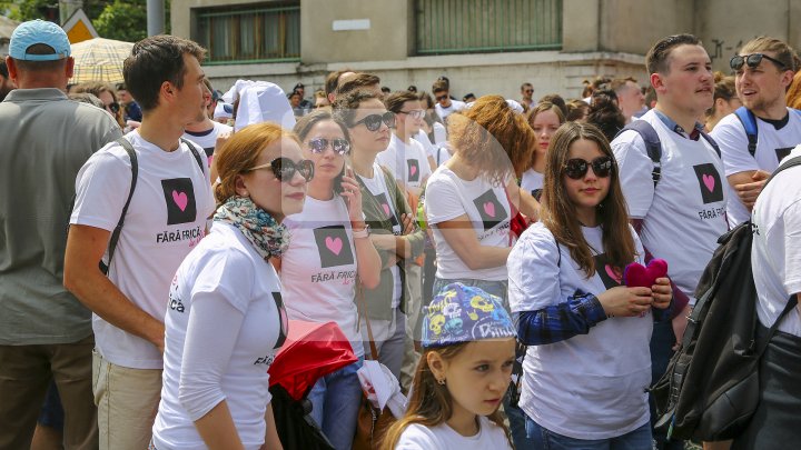 Marşul LGBT, din nou CONTESTAT de enoriaşi: Noi suntem o ţară ortodoxă, RUŞINE, RUŞINE (FOTOREPORT)