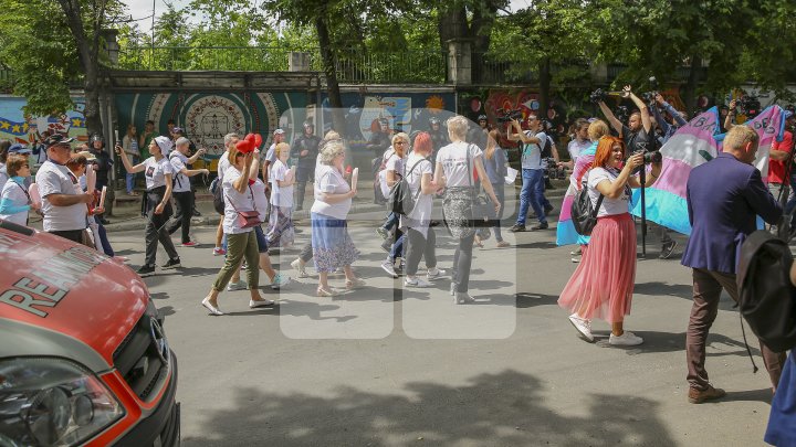 Marşul LGBT, din nou CONTESTAT de enoriaşi: Noi suntem o ţară ortodoxă, RUŞINE, RUŞINE (FOTOREPORT)