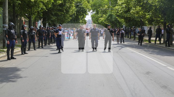 Marşul LGBT, din nou CONTESTAT de enoriaşi: Noi suntem o ţară ortodoxă, RUŞINE, RUŞINE (FOTOREPORT)