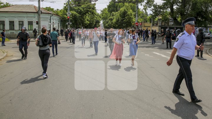 Marşul LGBT, din nou CONTESTAT de enoriaşi: Noi suntem o ţară ortodoxă, RUŞINE, RUŞINE (FOTOREPORT)