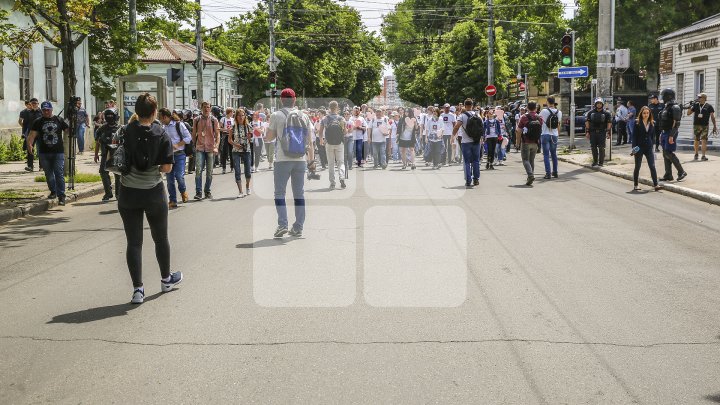 Marşul LGBT, din nou CONTESTAT de enoriaşi: Noi suntem o ţară ortodoxă, RUŞINE, RUŞINE (FOTOREPORT)