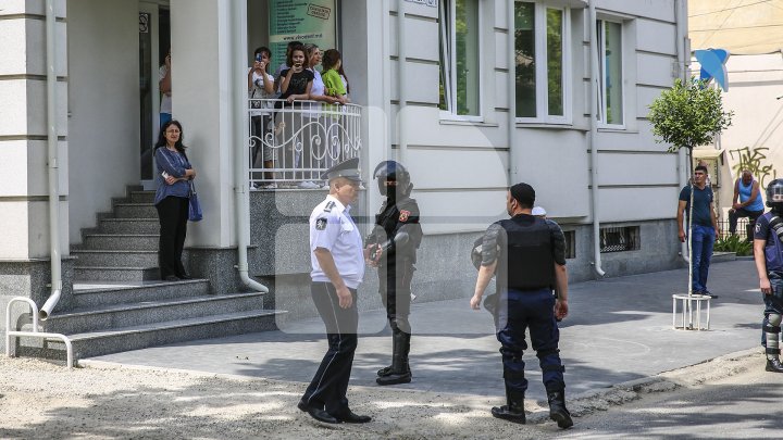 Marşul LGBT, din nou CONTESTAT de enoriaşi: Noi suntem o ţară ortodoxă, RUŞINE, RUŞINE (FOTOREPORT)