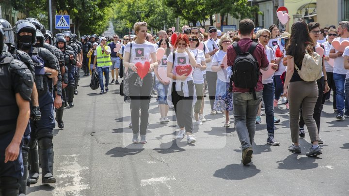 Marşul LGBT, din nou CONTESTAT de enoriaşi: Noi suntem o ţară ortodoxă, RUŞINE, RUŞINE (FOTOREPORT)