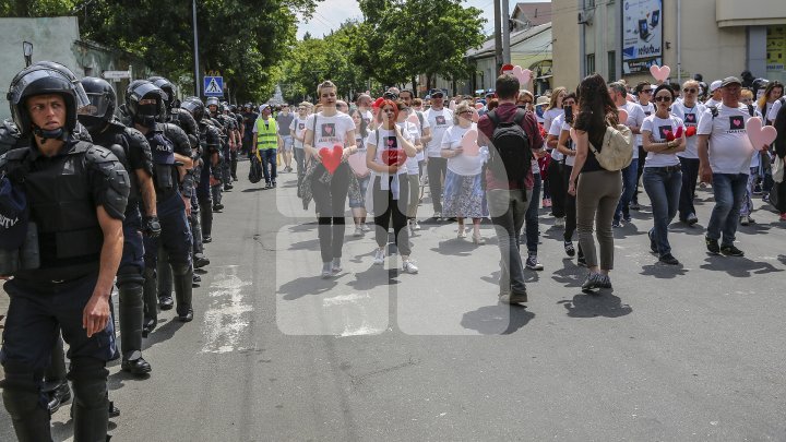 Marşul LGBT, din nou CONTESTAT de enoriaşi: Noi suntem o ţară ortodoxă, RUŞINE, RUŞINE (FOTOREPORT)