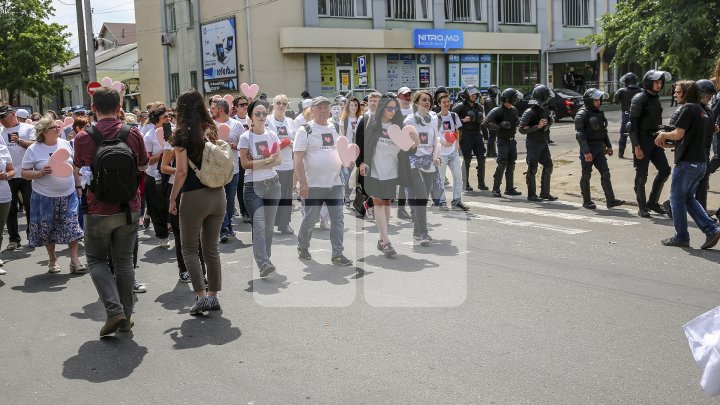 Marşul LGBT, din nou CONTESTAT de enoriaşi: Noi suntem o ţară ortodoxă, RUŞINE, RUŞINE (FOTOREPORT)