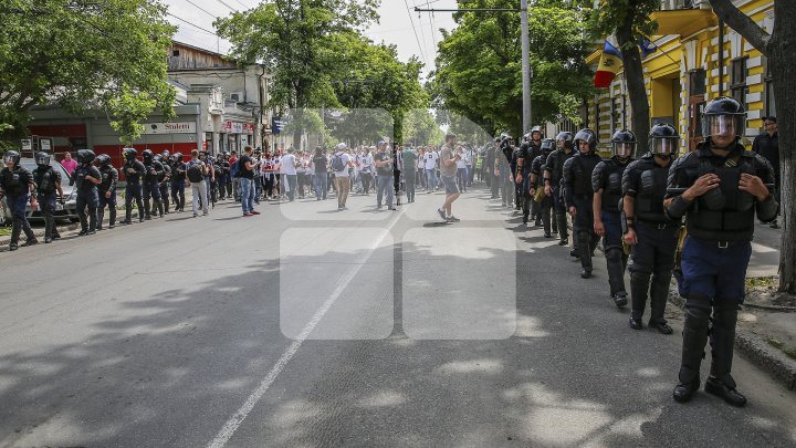 Marşul LGBT, din nou CONTESTAT de enoriaşi: Noi suntem o ţară ortodoxă, RUŞINE, RUŞINE (FOTOREPORT)