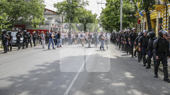 Marşul LGBT, din nou CONTESTAT de enoriaşi: Noi suntem o ţară ortodoxă, RUŞINE, RUŞINE (FOTOREPORT)