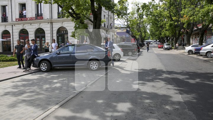 Marşul LGBT, din nou CONTESTAT de enoriaşi: Noi suntem o ţară ortodoxă, RUŞINE, RUŞINE (FOTOREPORT)