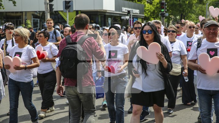 Marşul LGBT, din nou CONTESTAT de enoriaşi: Noi suntem o ţară ortodoxă, RUŞINE, RUŞINE (FOTOREPORT)