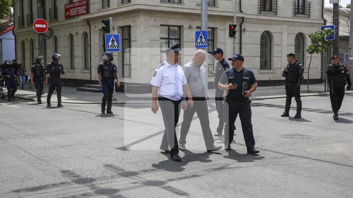 Marşul LGBT, din nou CONTESTAT de enoriaşi: Noi suntem o ţară ortodoxă, RUŞINE, RUŞINE (FOTOREPORT)