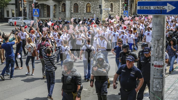 Marşul LGBT, din nou CONTESTAT de enoriaşi: Noi suntem o ţară ortodoxă, RUŞINE, RUŞINE (FOTOREPORT)