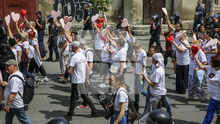 Marşul LGBT, din nou CONTESTAT de enoriaşi: Noi suntem o ţară ortodoxă, RUŞINE, RUŞINE (FOTOREPORT)