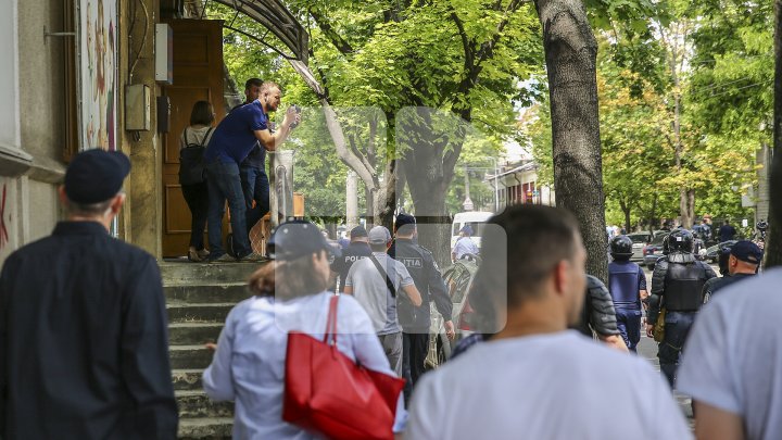 Marşul LGBT, din nou CONTESTAT de enoriaşi: Noi suntem o ţară ortodoxă, RUŞINE, RUŞINE (FOTOREPORT)