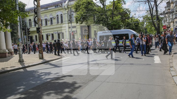 Marşul LGBT, din nou CONTESTAT de enoriaşi: Noi suntem o ţară ortodoxă, RUŞINE, RUŞINE (FOTOREPORT)