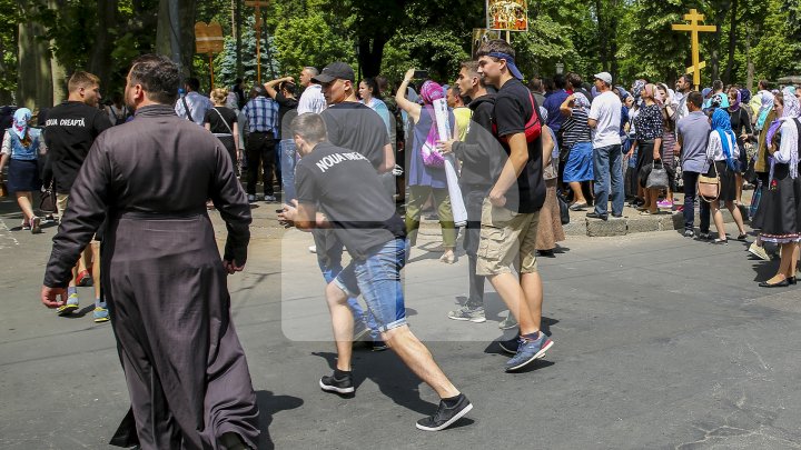 Marşul LGBT, din nou CONTESTAT de enoriaşi: Noi suntem o ţară ortodoxă, RUŞINE, RUŞINE (FOTOREPORT)