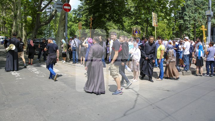 Marşul LGBT, din nou CONTESTAT de enoriaşi: Noi suntem o ţară ortodoxă, RUŞINE, RUŞINE (FOTOREPORT)