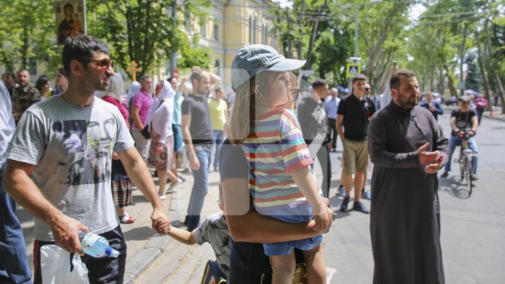 Marşul LGBT, din nou CONTESTAT de enoriaşi: Noi suntem o ţară ortodoxă, RUŞINE, RUŞINE (FOTOREPORT)