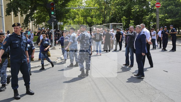 Marşul LGBT, din nou CONTESTAT de enoriaşi: Noi suntem o ţară ortodoxă, RUŞINE, RUŞINE (FOTOREPORT)