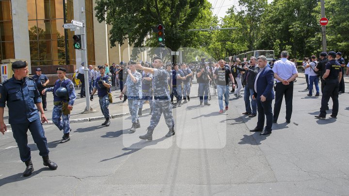 Marşul LGBT, din nou CONTESTAT de enoriaşi: Noi suntem o ţară ortodoxă, RUŞINE, RUŞINE (FOTOREPORT)