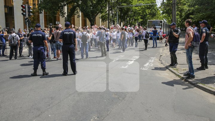 Marşul LGBT, din nou CONTESTAT de enoriaşi: Noi suntem o ţară ortodoxă, RUŞINE, RUŞINE (FOTOREPORT)