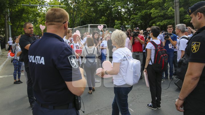 Marşul LGBT, din nou CONTESTAT de enoriaşi: Noi suntem o ţară ortodoxă, RUŞINE, RUŞINE (FOTOREPORT)