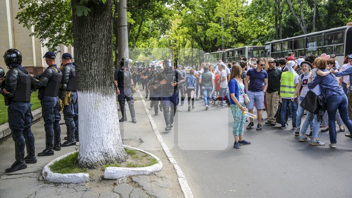 Marşul LGBT, din nou CONTESTAT de enoriaşi: Noi suntem o ţară ortodoxă, RUŞINE, RUŞINE (FOTOREPORT)