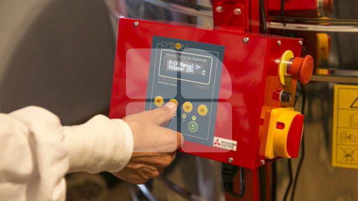 AFACERE DULCE PE GRANTURI. Povestea apicultorului care se bucură de prima miere din banii unui concurs organizat de AOAM (FOTOREPORT)