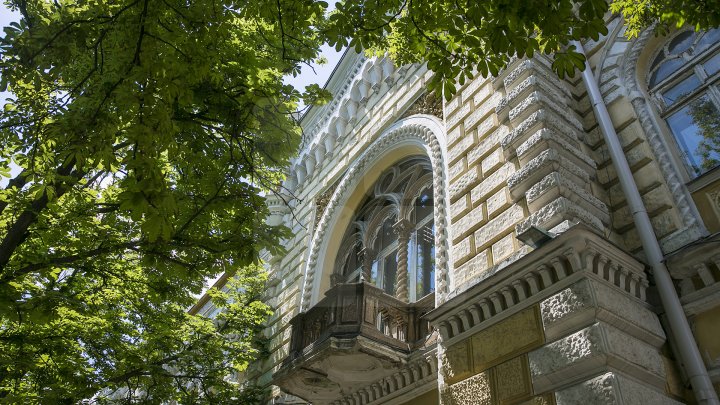 Indiferenţa distruge monumentele de arhitectură din Capitală. Zeci de clădiri istorice se risipesc pe zi ce trece (FOTOREPORT)