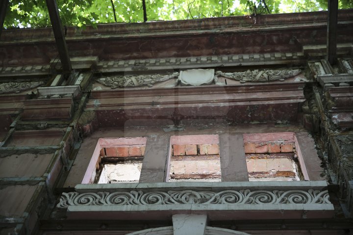 Indiferenţa distruge monumentele de arhitectură din Capitală. Zeci de clădiri istorice se risipesc pe zi ce trece (FOTOREPORT)