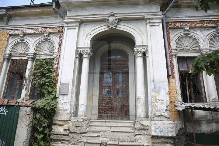 Indiferenţa distruge monumentele de arhitectură din Capitală. Zeci de clădiri istorice se risipesc pe zi ce trece (FOTOREPORT)